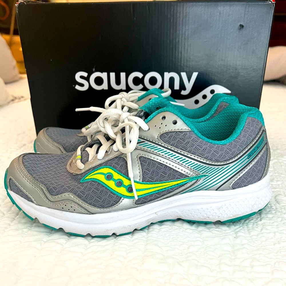 Women’s Saucony tennis shoes. Size 7.5